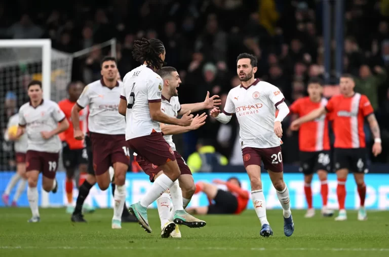 Manchester-City-players-celebrate-Bernado-Silvers-goal