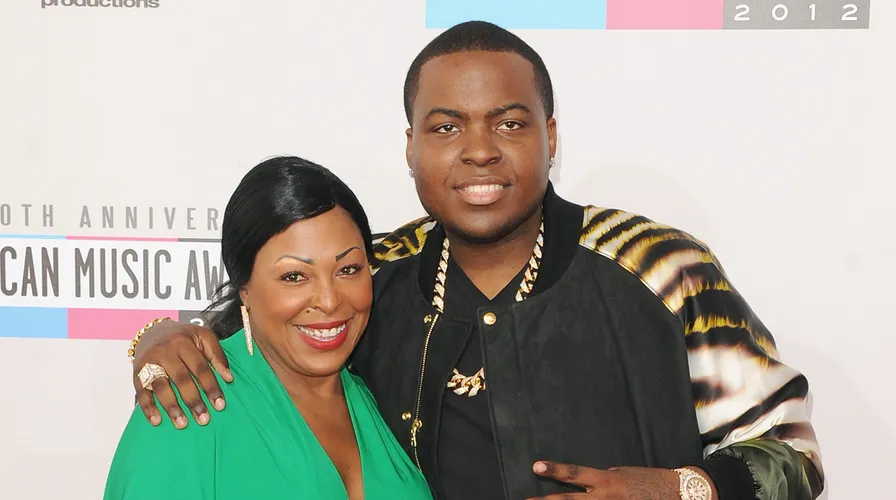 Singer Sean Kingston is facing 10 charges in Florida after being arrested alongside his mother, Janice Turner, for racking up about a million-dollars-worth of merchandise, without paying.