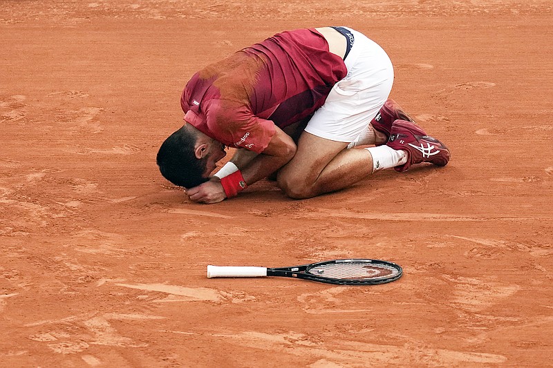 Defending champion Novak Djokovic has withdrawn from the French Open before his quarter-final with a knee injury.