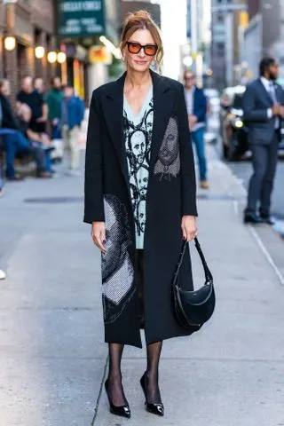 Julia Roberts Turns Heads in Shakespeare-Inspired Trench in NYC